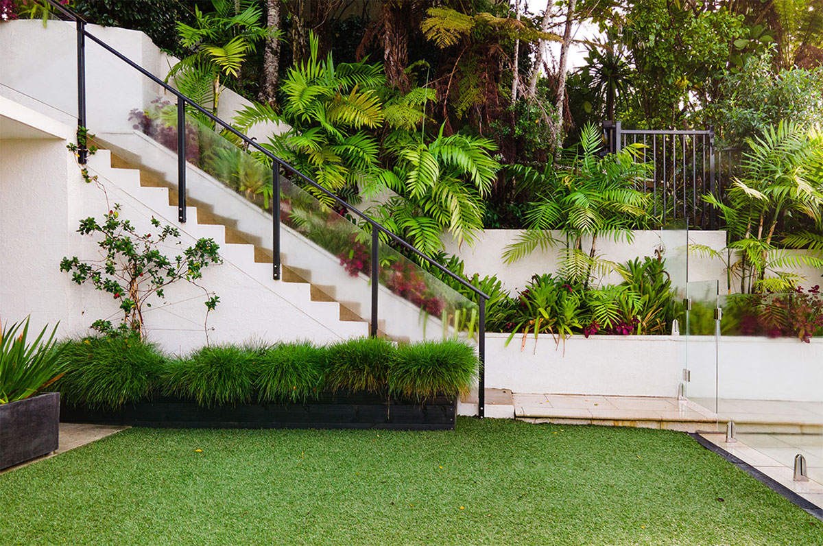 Jardín con escalera y piscina